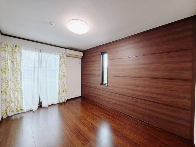 【中古戸建】高崎市三ツ子沢町の洋室|■2階洋室｜お子様の一人部屋にピッタリな洋室。木のぬくもりを感じるフローリングは、天然木の味わいが時とともに深みを増していきます。また、傷にも強く、フリーワックスでお手入れもラクラクです♪
