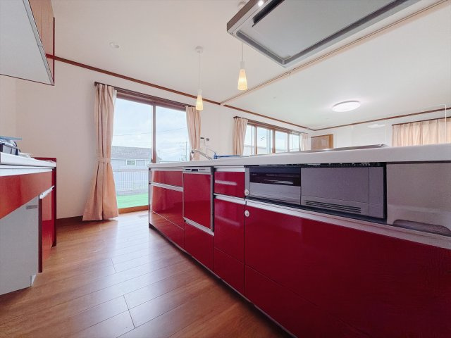 【中古戸建】高崎市三ツ子沢町のキッチン|■キッチン｜ワークトップの幅が広く、お子様といっしょにお料理をつくったり、ちょっとしたパーティーも楽しめます。フラットなのでお掃除がしやすいのもポイントです♪