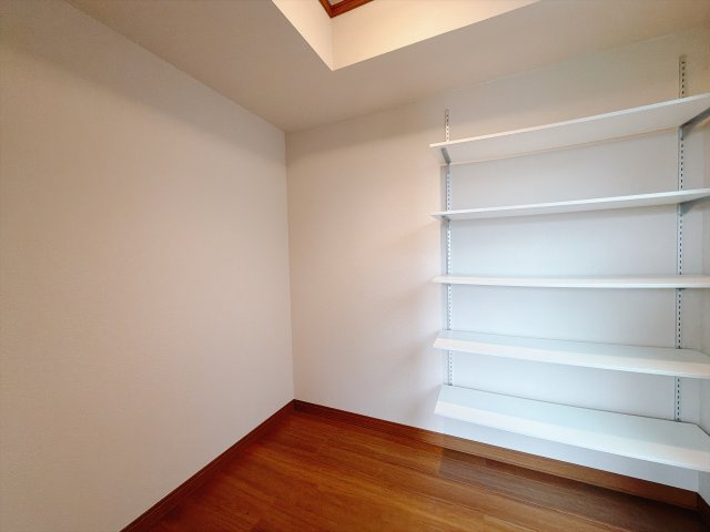 【中古戸建】高崎市三ツ子沢町の収納|■パントリー｜キッチン横には大きなパントリーをご用意しております♪ひろーいパントリーなので収納も困らず安心です♪