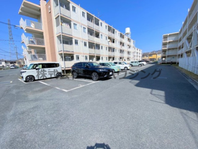 【駐車場】 | 　ビレッジハウス私部3号棟 | 車をお持ちの方に嬉しい駐車場付きの物件です
