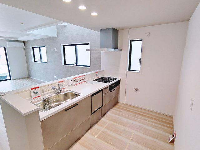 新築戸建・新築建売　郡山市緑町2期　桃見台小・第五中のキッチン|カウンター越しに会話が弾み、家族とのつながりを感じられる対面キッチンです！