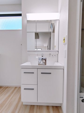 新築戸建・新築建売　郡山市緑町2期　桃見台小・第五中の独立洗面台|三面鏡洗面台で朝の身支度もしやすく収納力も◎洗面台に物を置かずすっきり清潔に保つことができます！