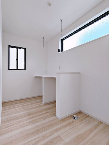 新築戸建・新築建売　郡山市緑町2期　桃見台小・第五中のランドリースペース|ランドリースペースにはカウンターと室内物干しがあり、雨の日や花粉の時期のお洗濯物干しも快適です！