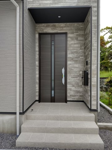新築戸建・新築建売　郡山市緑町2期　桃見台小・第五中の玄関|モニター付きインターホンで訪問者を確認できるので、防犯対策やプライバシー保護など安心です！