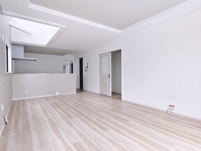 新築戸建・新築建売　郡山市緑町2期　桃見台小・第五中の居間・リビング|LDK21帖でゆったりとしており折上天井が更に開放感をプラス！広々とした家族団らんスペースです！