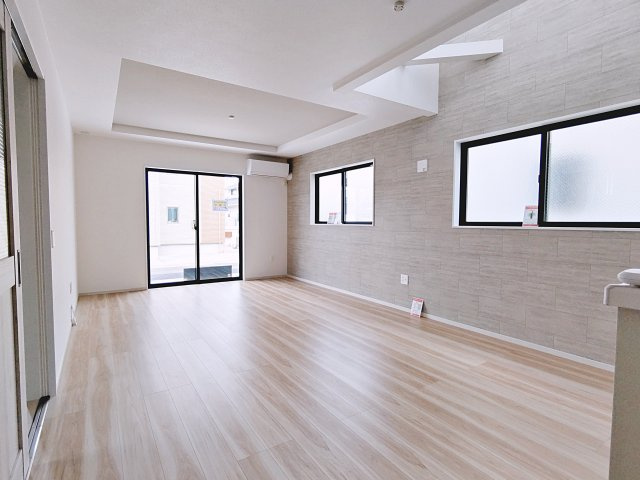 新築戸建・新築建売　郡山市緑町2期　桃見台小・第五中の居間・リビング|窓が多く自然光がたっぷりと入るので明るいリビング！家具を設置してもゆとりがあります！
