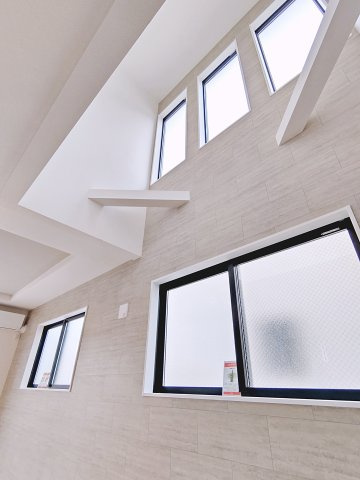 新築戸建・新築建売　郡山市緑町2期　桃見台小・第五中の居間・リビング|リビングは一部吹抜になっており南側の高い位置から日差しが降り注ぎます！