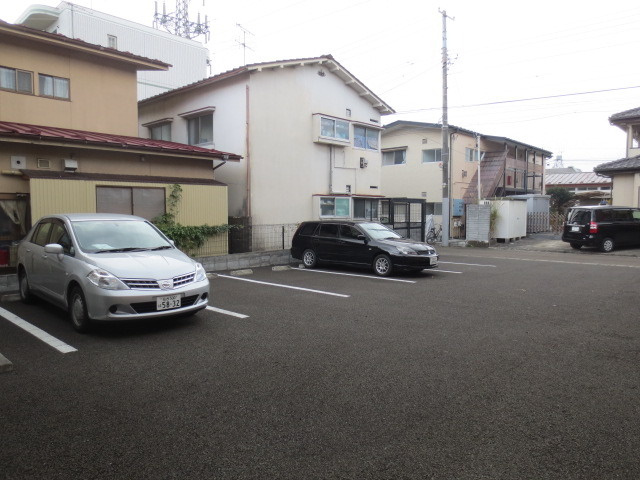 アヴェニール一番館の駐車場