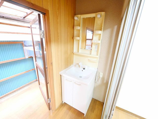 奈良市南紀寺町2丁目貸家の独立洗面台|独立洗面台あり、毎朝おしゃれに忙しい女性の方におすすめです