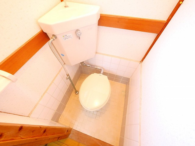 奈良市南紀寺町2丁目貸家のトイレ|コンパクトで使いやすいトイレです