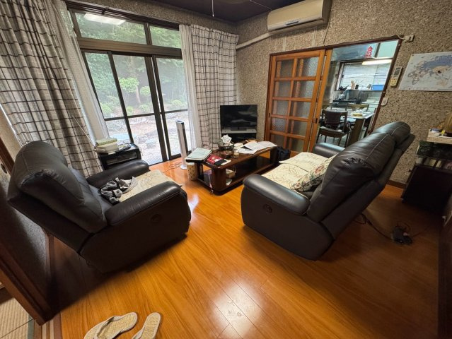 工場＆住宅♪住む×働く♪自由なスタイルを叶える中古物件　塩谷町喜佐見の居間・リビング|使いやすい居間です