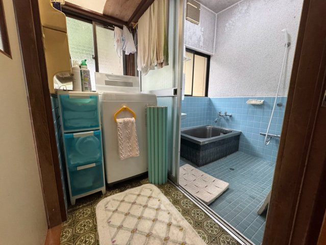 工場＆住宅♪住む×働く♪自由なスタイルを叶える中古物件の独立洗面台|朝の支度にも助かる、独立の洗髪洗面化粧台