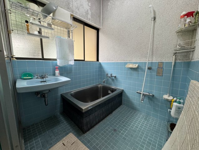 工場＆住宅♪住む×働く♪自由なスタイルを叶える中古物件の浴室|落ち着いた空間のお風呂です