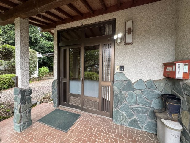 工場＆住宅♪住む×働く♪自由なスタイルを叶える中古物件の玄関|収納もある玄関です