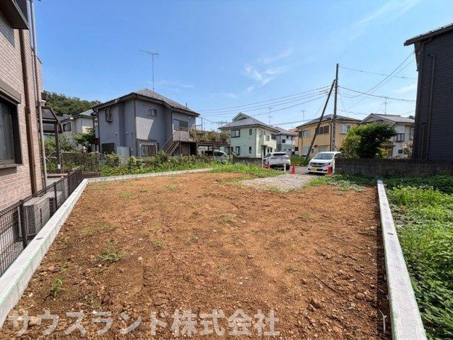 寺田町１区画～建築条件付売地～の外観|隣地との境界がはっきりしており、設計段階からプライバシーを考慮した配置が可能です。土のままでお引き渡しとなるため、外構や庭づくりを一から自分好みにカスタマイズできる楽しみがあります。