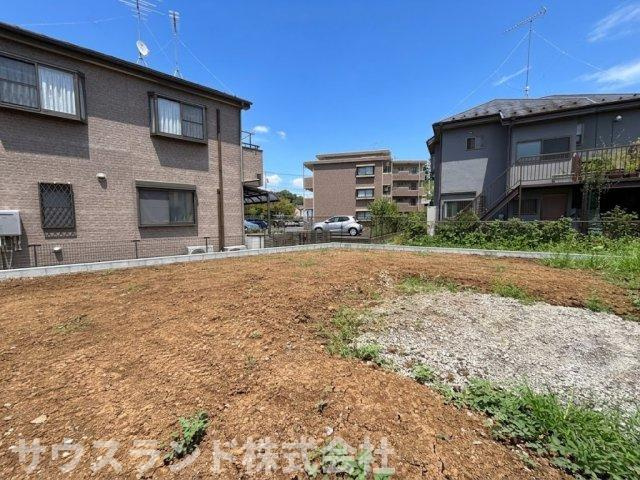 寺田町１区画～建築条件付売地～の外観|土地の中に立つと、その広さを実感できます！周辺は低層住宅が多く、空が広く感じられる開放的な環境です。隣家との距離も十分に確保できるため、採光や通風に優れた快適な住まいが建てられます。