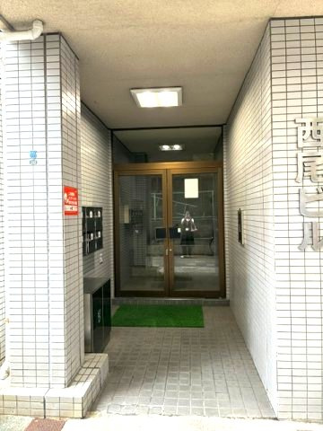 西尾ビルのエントランス