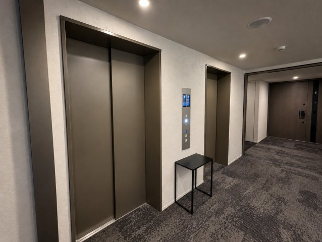 Brillia一番町のその他共用部分|エレベーター2基を備えた、落ち着きのある共用廊下。