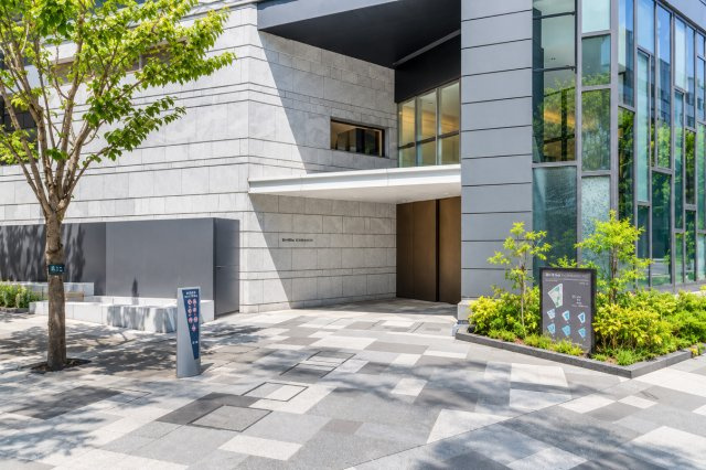 Brillia一番町のその他共用部分|重厚感のあるファサードと美しく整えられた植栽が、住まいを演出します。