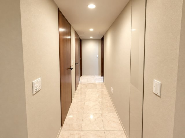 Brillia一番町のその他|玄関から各居室へと続く、落ち着きと高級感を感じる室内廊下。