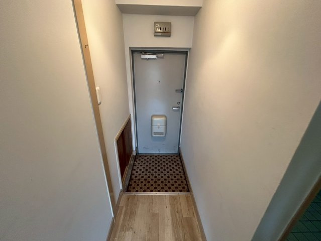 魚真マンションの玄関