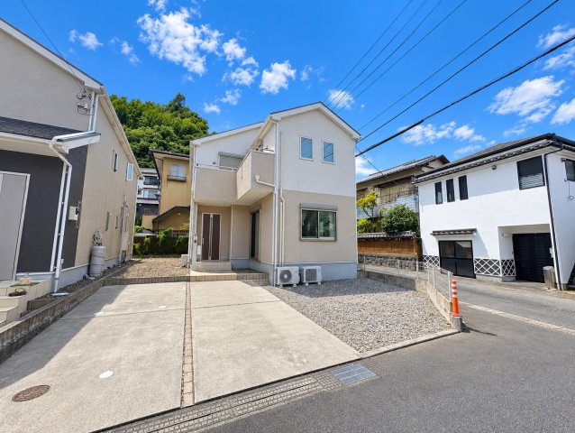 足湯もふらっと行けちゃう伊豆の国市古奈4SLDKの前面道路含む現地写真