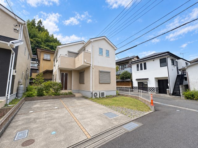 足湯もふらっと行けちゃう伊豆の国市古奈4SLDKの前面道路含む現地写真
