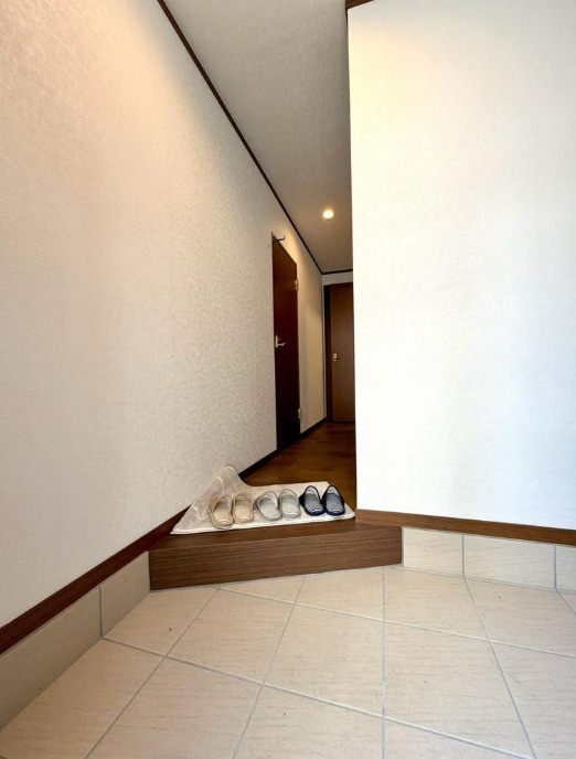 東淀川区上新庄２丁目　中古戸建の玄関|ゆったりとした玄関です