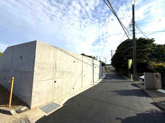 開放感ある眺望　2階キッチン　ルーフバルコニーのある3LDKの前面道路含む現地写真