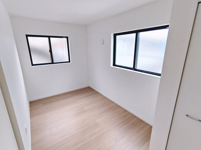 新築戸建・新築建売　郡山市緑町2期　桃見台小・第五中の洋室|5.2帖の洋室は2面採光で陽当り良好です！居室はもちろん、書斎や作業部屋としてもおすすめです！