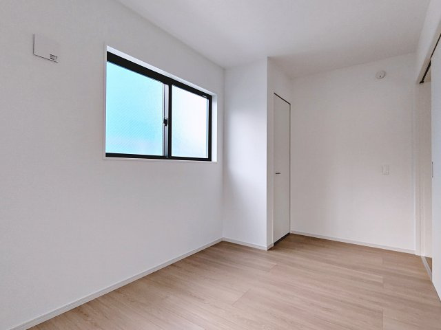 新築戸建・新築建売　郡山市緑町2期　桃見台小・第五中の洋室|リビングの隣にありすぐに様子を見に来れるので、お子様のおもちゃを広げる遊び場としても最適！