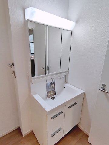 新築戸建・新築建売　郡山市緑町2期　桃見台小・第五中の独立洗面台|三面鏡洗面台で朝の身支度もしやすく収納力も◎洗面台に物を置かずすっきり清潔に保つことができます！