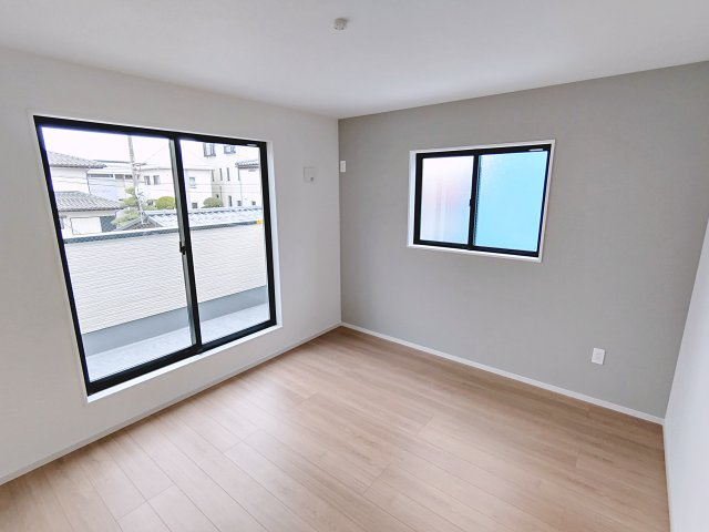 新築戸建・新築建売　郡山市緑町2期　桃見台小・第五中の洋室|バルコニーに面しており南側の窓から太陽の日差しが入る明るいお部屋です！