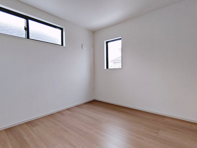 新築戸建・新築建売　郡山市緑町2期　桃見台小・第五中の洋室|5.6帖の洋室は北側の窓から一定した柔らかい光が入り、PC作業や読書などにも最適なお部屋です！
