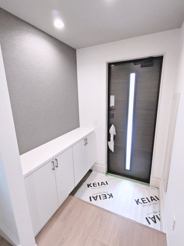 新築戸建・新築建売　郡山市緑町2期　桃見台小・第五中の玄関|玄関ドアから日差しが入る明るい玄関は大容量シューズボックスと鏡付きです！