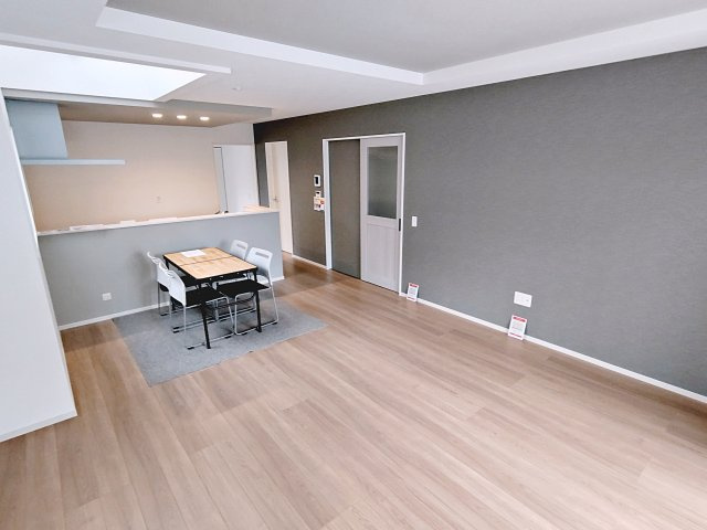 新築戸建・新築建売　郡山市緑町2期　桃見台小・第五中の居間・リビング|LDK18帖でゆったりとしており折上天井が更に開放感をプラス！広々とした家族団らんスペースです！