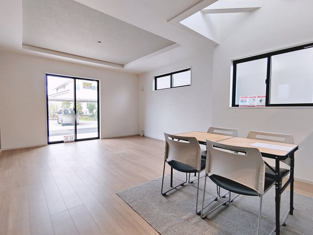 新築戸建・新築建売　郡山市緑町2期　桃見台小・第五中の居間・リビング|窓が多く自然光がたっぷりと入るので明るいリビング！家具を設置してもゆとりがあります！
