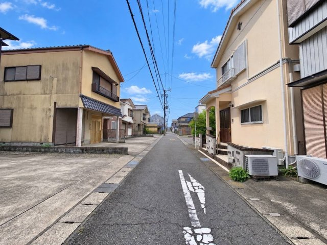 売中古戸建　焼津市本町６丁目の前面道路含む現地写真|まっすぐな道は遠くまで見通せてお子様の見守りがつい長くなってしまいそうです！