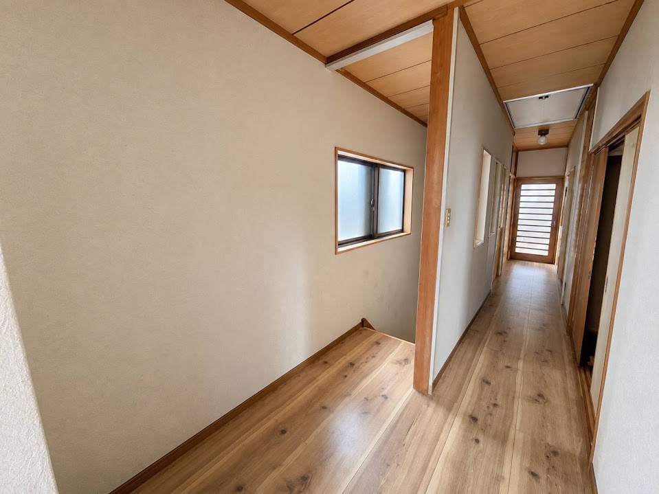 売中古戸建　焼津市本町６丁目の内装|階段上ホールは2025年にリフォームが済んだばかりで木目が綺麗です！