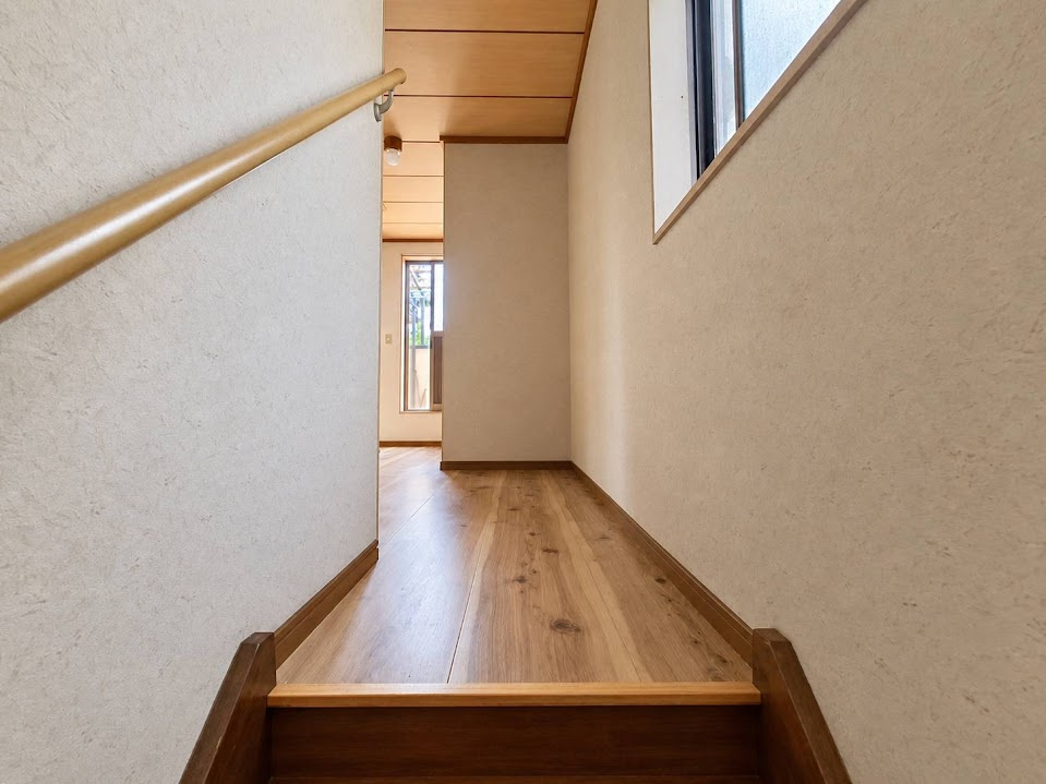 売中古戸建　焼津市本町６丁目の内装|階段を上がると正面にバルコニーがあり、光がたっぷり入るのでとても明るいです！