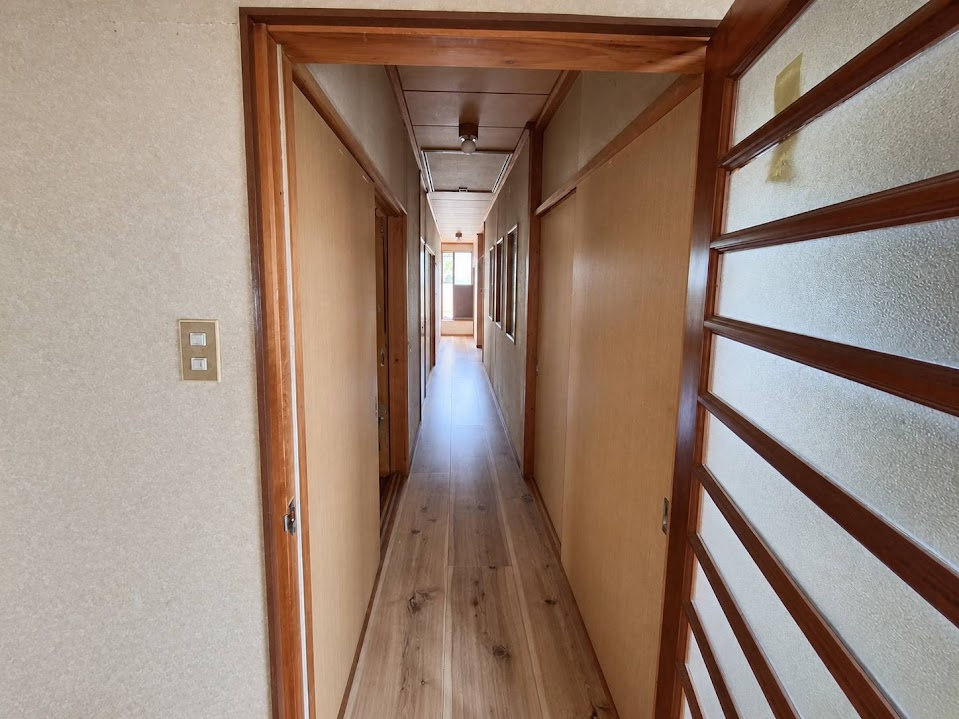 売中古戸建　焼津市本町６丁目の内装|2階廊下は長さがあり、リフォームしたばかりの床が落ち着いた雰囲気を出しています！