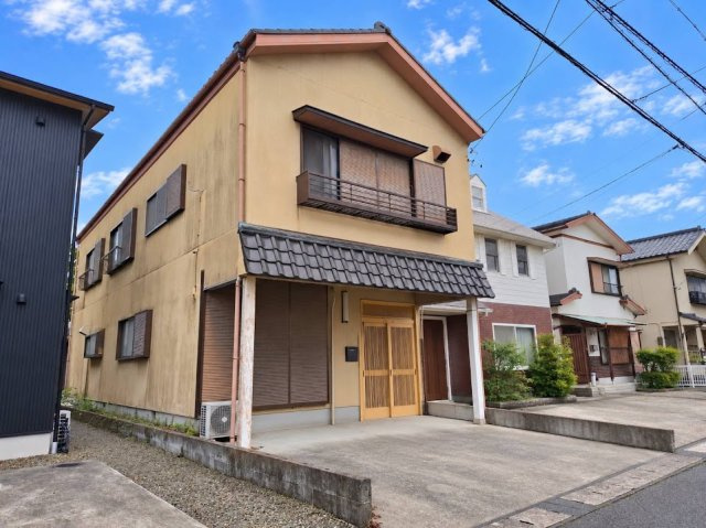 売中古戸建　焼津市本町６丁目の外観|駐車場は並列で２台分なので、ご夫婦の車もストレスなく駐車できます！