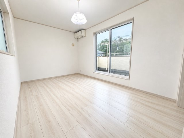 築浅で水廻りの綺麗な中古戸建♪毛呂山町目白台の洋室|個人の部屋や寝室として使える洋室です