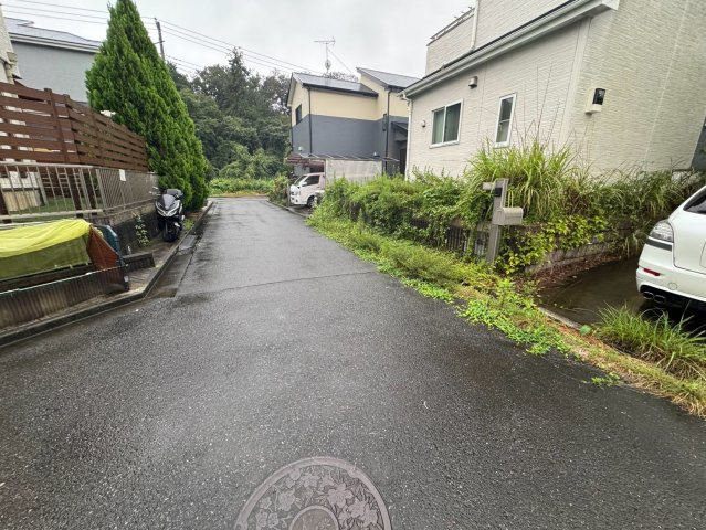 築浅で水廻りの綺麗な中古戸建♪毛呂山町目白台の前面道路含む現地写真|前面道路含む現地写真です