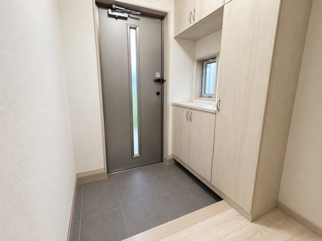 築浅で水廻りの綺麗な中古戸建♪毛呂山町目白台の玄関|毎日通る玄関はこちらです