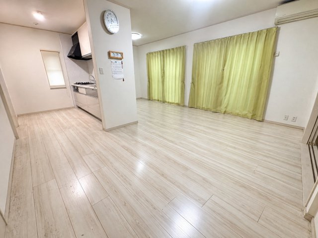 築浅で水廻りの綺麗な中古戸建♪毛呂山町目白台の居間・リビング|ゆったりとした居間です