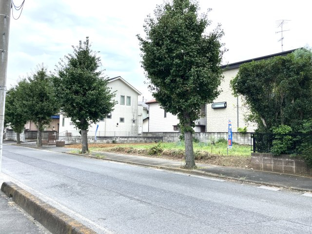 鴻巣市生出塚　売地の前面道路含む現地写真