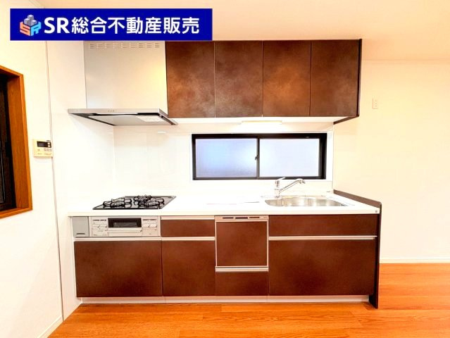 水走1丁目中古戸建のキッチン|キッチン新調しております！3口ガスシステムキッチンにはグリル付きでお料理快適です！