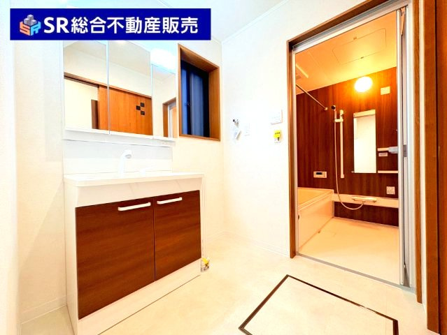 水走1丁目中古戸建の脱衣所|洗面台も新調しております！温水シャワー付洗面化粧台があり朝の支度も楽々です☆