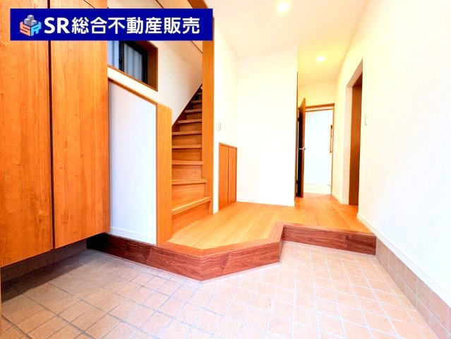 水走1丁目中古戸建の玄関|広々とした玄関スペースです！シューズボックス付き♪
